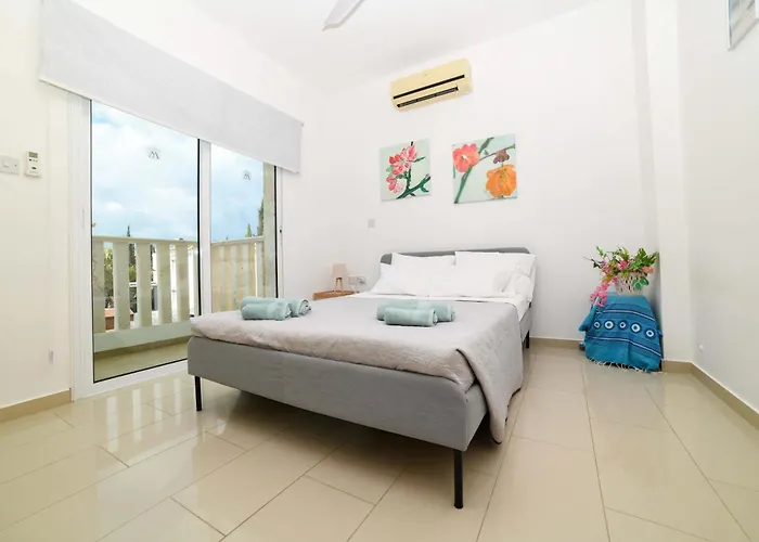 Dom wakacyjny Chromata Means Colorful For A Much-needed Sunny Escape, Check Your Stay! Protaras