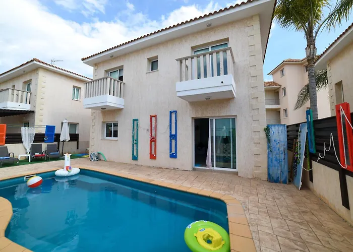 Dom wakacyjny Chromata Means Colorful For A Much-needed Sunny Escape, Check Your Stay! Protaras