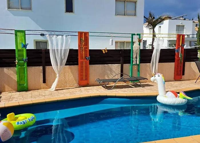 Dom wakacyjny Chromata Means Colorful For A Much-needed Sunny Escape, Check Your Stay!