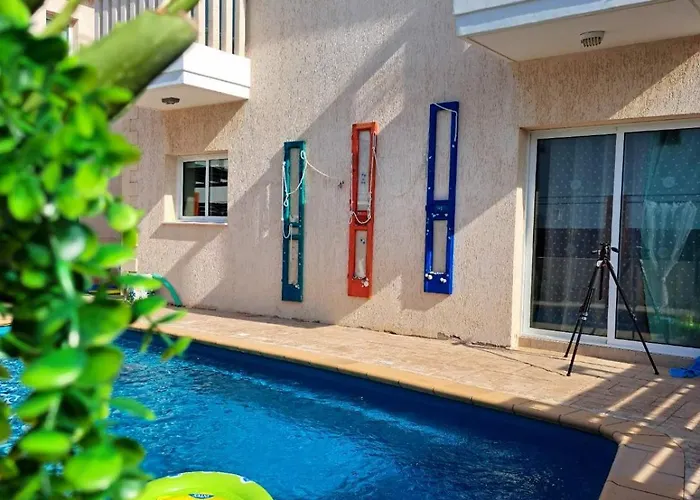 Dom wakacyjny Chromata Means Colorful For A Much-needed Sunny Escape, Check Your Stay! Protaras